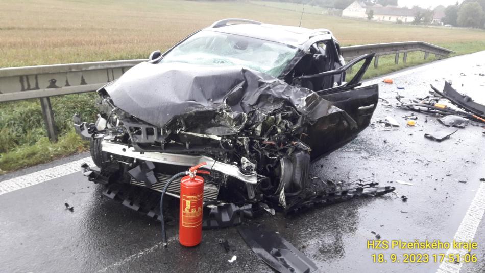 Při střetu kamionu a dvou aut na Klatovsku se zranili dva lidé, silnice musela být uzavřena