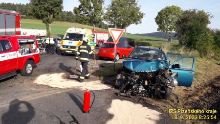 Aktualizováno: Na železničním přejezdu na Klatovsku se srazilo osobní auto s vlakem!