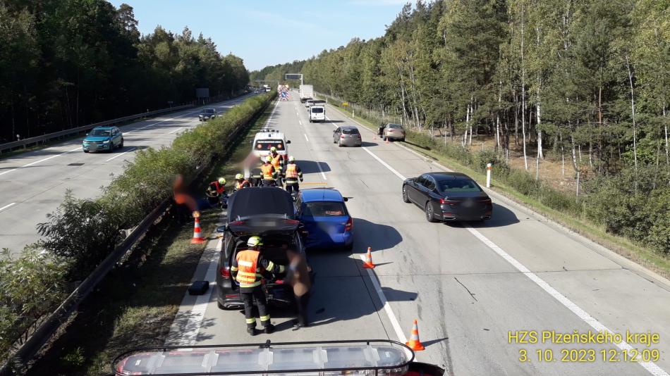 Na dálnici D5 se srazila tři auta, zranily se dvě osoby!