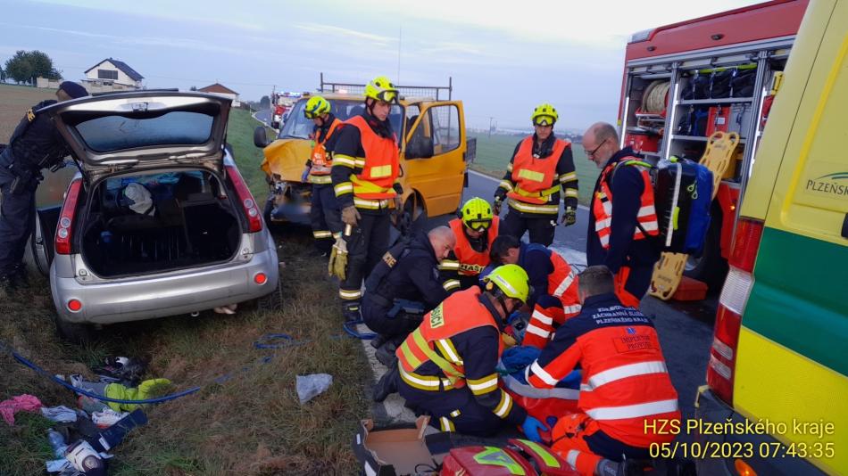 Při nehodě na okraji Plzně se zranili čtyři lidé, z toho dvě malé děti!