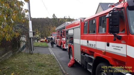 Rodinným domem v Plasích otřásl výbuch. Na místě jsou dva zranění!