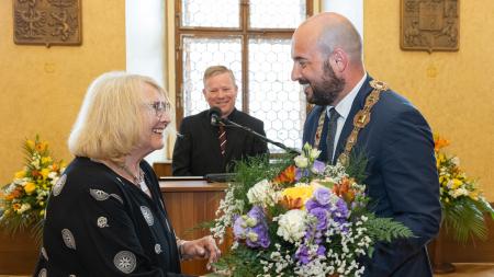 Novinářka a spisovatelka Lída Rakušanová převzala v Plzni Cenu 1. června