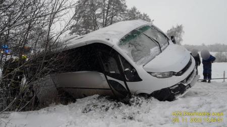 Na Klatovsku boural školní autobus plný dětí!