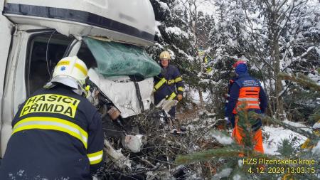 Na dálnici D5 se srazila dodávka s nákladním autem. Jeden řidič se těžce zranil!