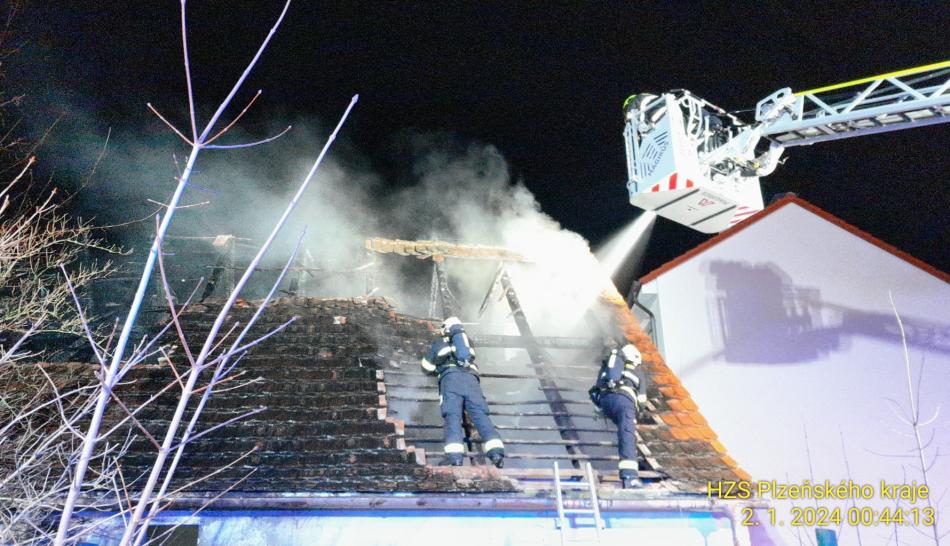 Kvůli požáru stodoly museli hasiči evakuovat pět lidí