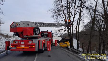 Aktualizováno: Na Domažlicku bouralo nákladní auto vezoucí stavební stroj. Hlavní tah byl uzavřený!