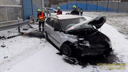 Počasí komplikovalo provoz řidičům. Záchranné složky vyjížděly k několika nehodám