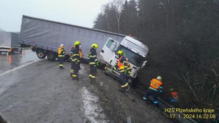 Aktualizováno: Počasí komplikuje dopravu v kraji. Bouralo už několik kamionů!