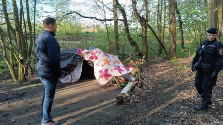 Strážníci i starosta vyrazili mezi bezdomovce