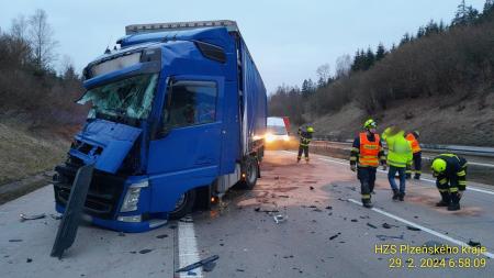 Řidič nákladního auta usnul za volantem, narazil do přívěsu před sebou