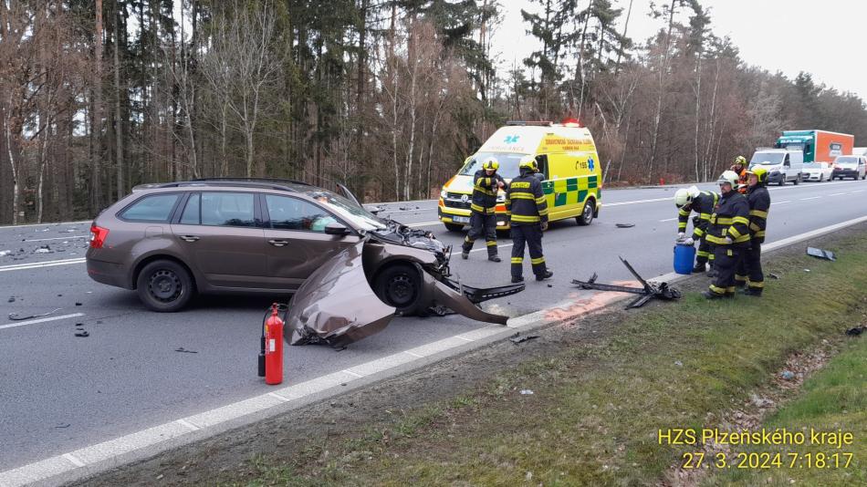 Aktualizováno: Srážka dvou aut uzavřela hlavní tah mezi Stodem a Holýšovem