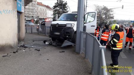 V centru Plzně vjela dodávka na chodník. Jeden zraněný!