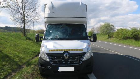 Z dodávky odlétl kus ledu, poškodil protijedoucí auto