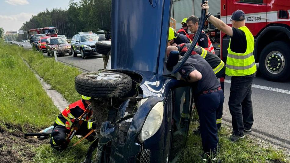 Z korby nákladního auta spadlo kolečko. Řidička jedoucí za ním kvůli tomu nabourala