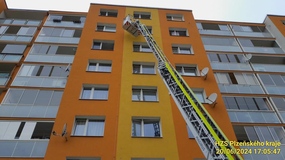 Spuštěný sporák v jednom z bytů na Lochotíně spustil velkou evakuaci