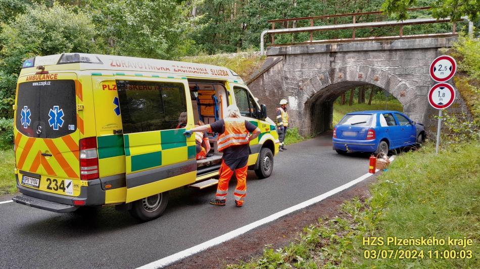 Na Plzeňsku narazilo osobní auto do železničního viaduktu