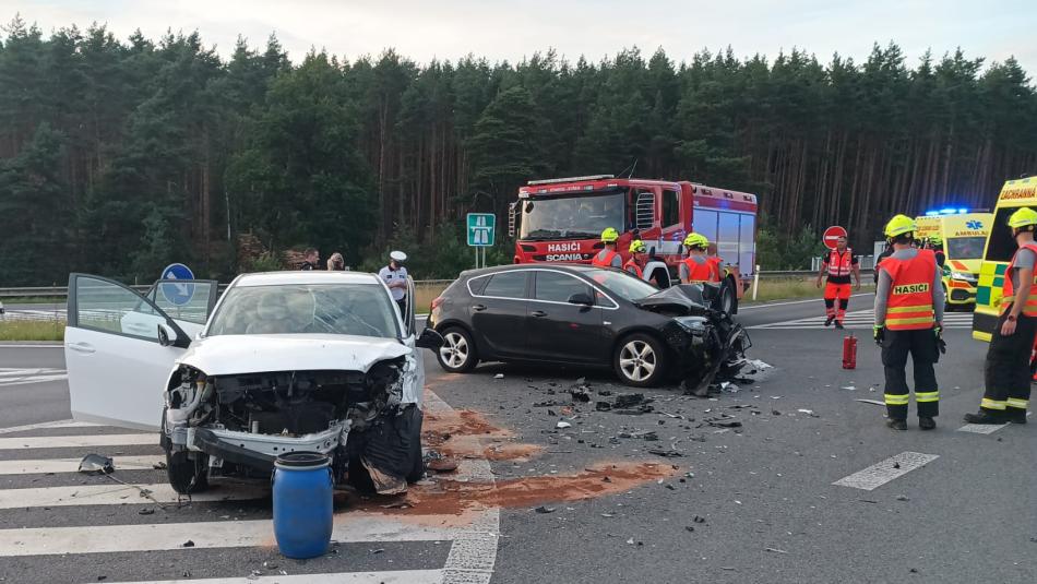 Pět lidí, z toho jedno dítě, se zranilo při nehodě dvou aut u Plzně