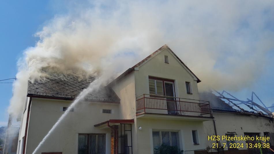 Na Domažlicku hořela hromada pneumatik i okolní domy, ve vedru kolabovali hasiči