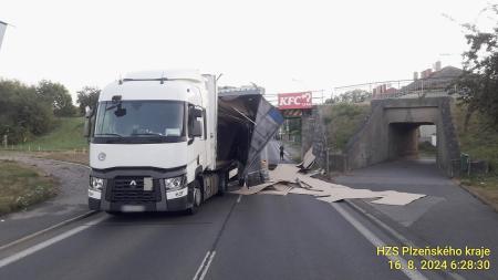 Klatovská &quot;gilotina&quot; úřadovala. Kamion si urazil konstrukci a zablokoval provoz