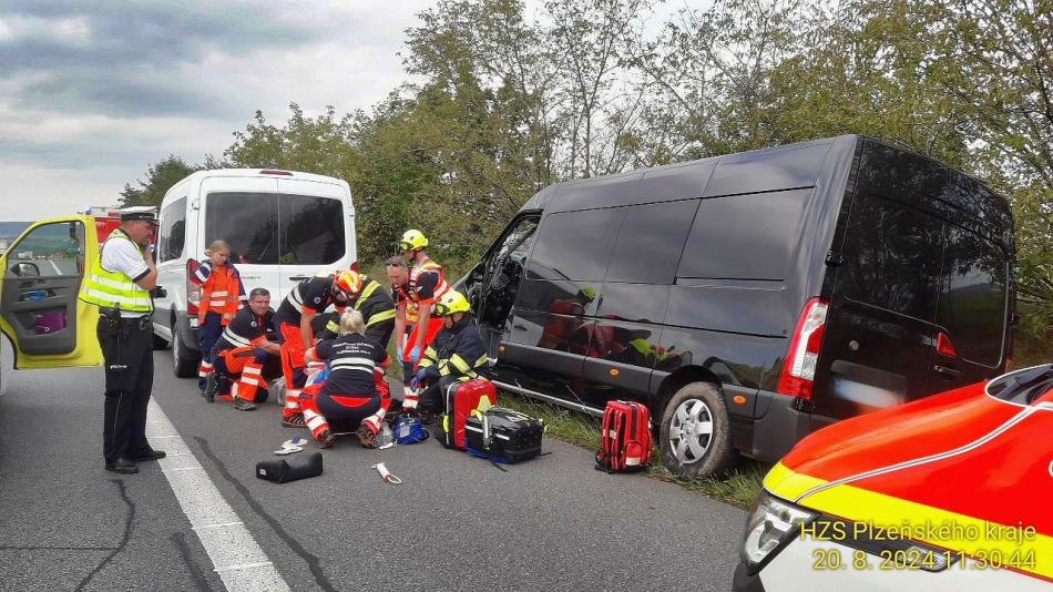 Při nehodě dvou dodávek a kamionu na dálnici u Rokycan se těžce zranil řidič!