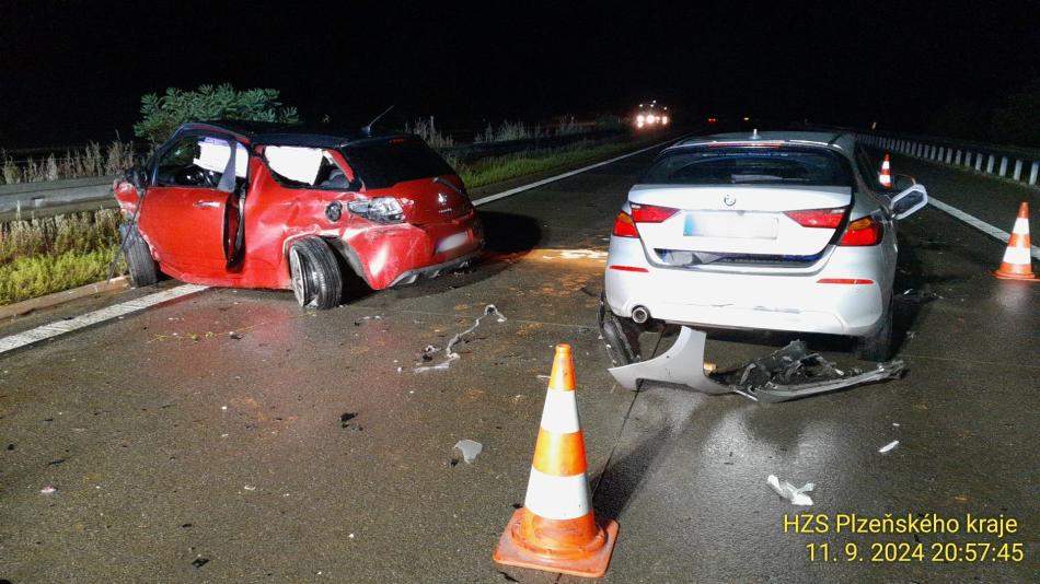 Srážka dvou aut uzavřela dálnici D5, zranili se tři lidé, jeden vážně!