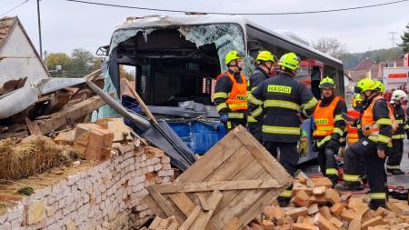 Na Plzeňsku narazil autobus do stodoly, dva lidé jsou lehce zraněni