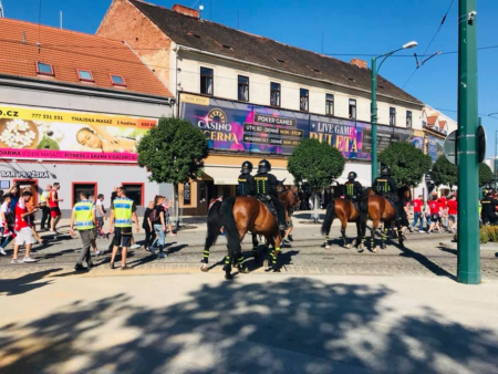 policie, fotbal, koně, opatření