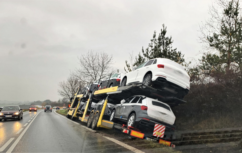 Kamion s nákladem nových automobilů skončil v příkopu v Losiné