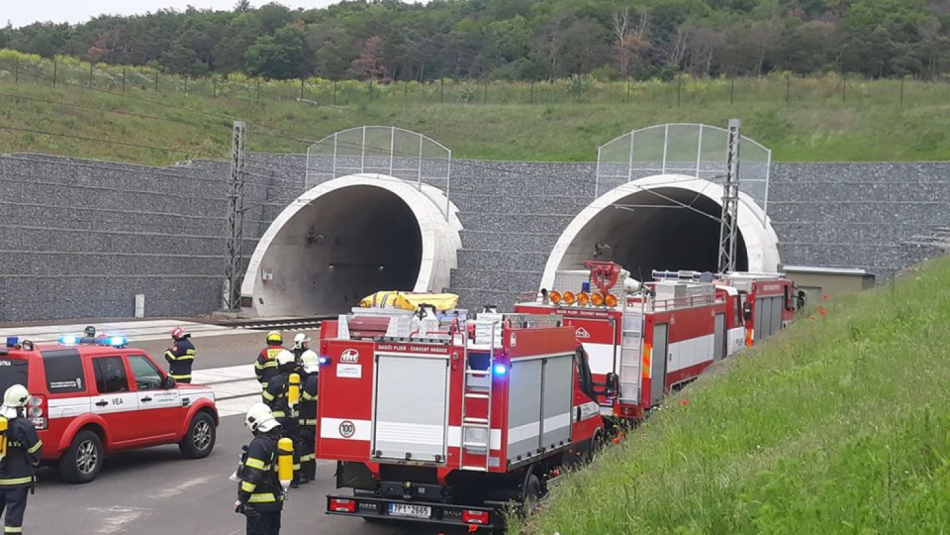 Poplach pro hasiče. Podezření na požár uzavřelo Ejpovický tunel