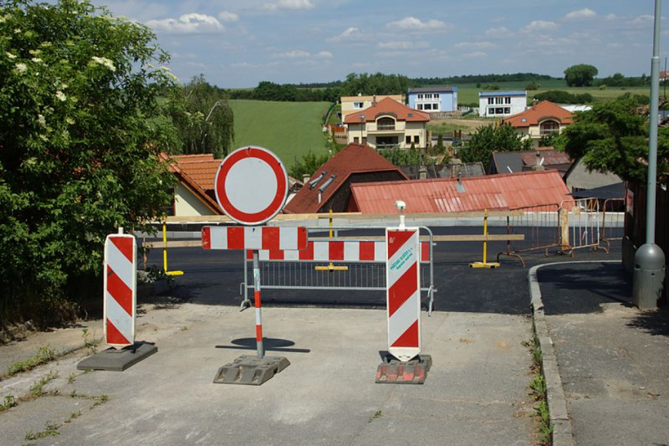 800px-Praha,_Nebušice,_rekonstrukce_silnice