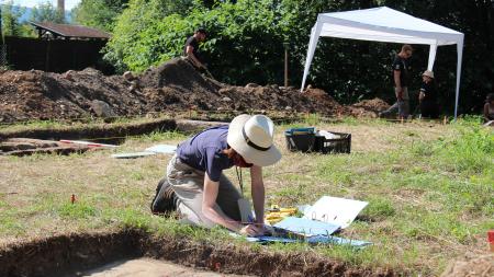 Archeologové ZČU zkoumají pozůstatky koncentračního tábora ve Svatavě u Sokolova. Našli základy kuchyně