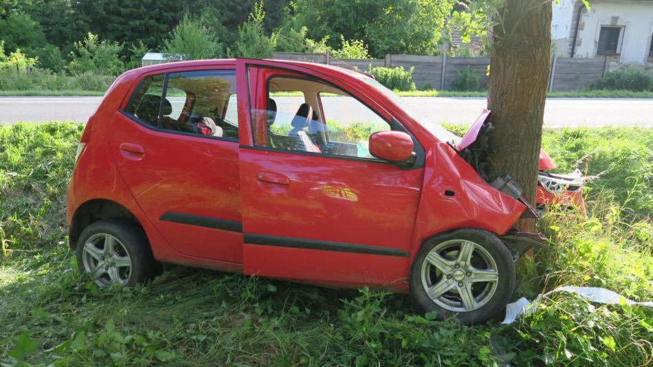 Žena za volantem zavřela oči a nabourala do stromu