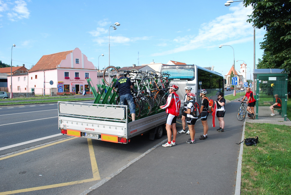 Brdský cyklobus táhne. Letos přepravil už 500 jízdních kol