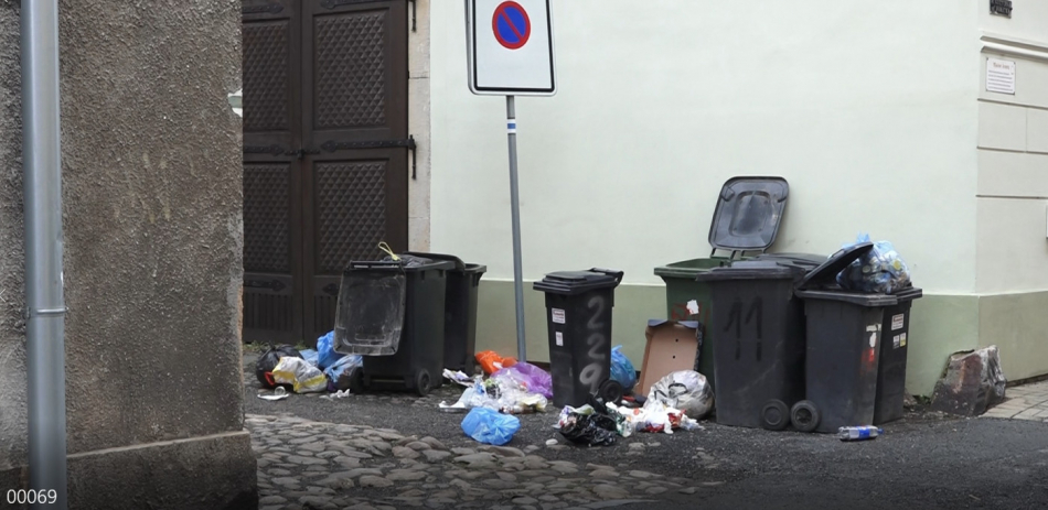 Rokycany trápí nepořádek. Odpadky se válely i blízko radnice