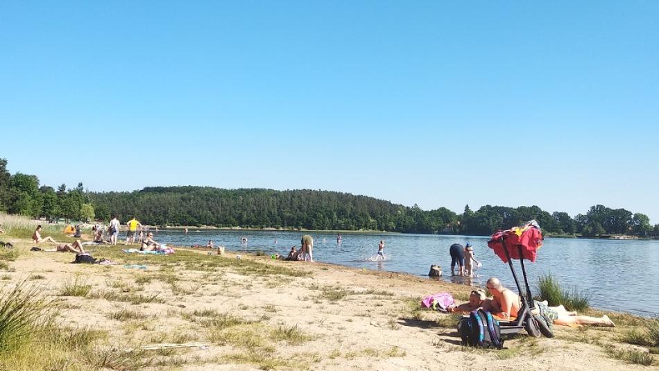 Teploty poletí nahoru. Na některých přírodních koupalištích a rybnících už není vhodná voda ke koupání!