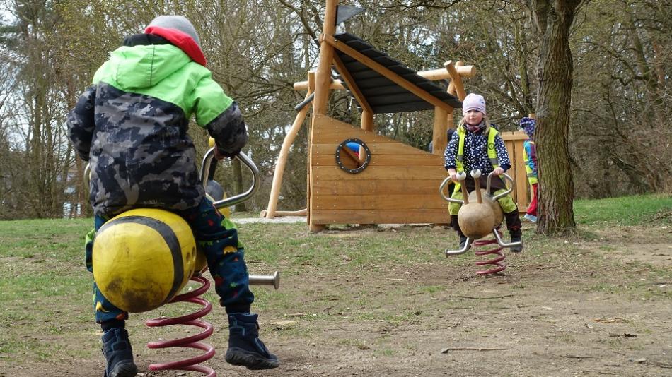 Děti na Doubravce si mohou hrát na novém hřišti