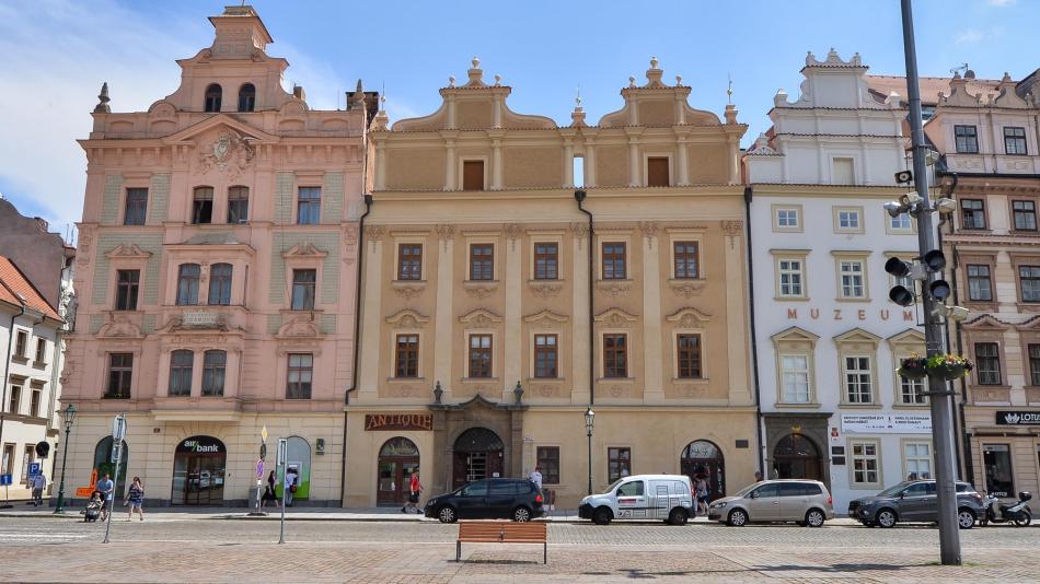 Měšťanský dům na náměstí Republiky má novou fasádu a okna