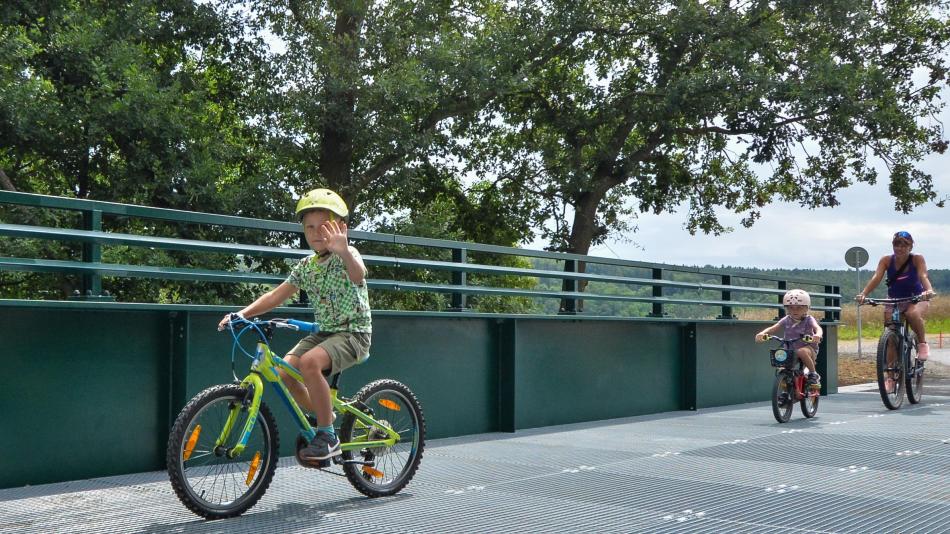 Rokli v Radobyčicích překlenula lávka pro cyklisty i chodce