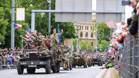 Konvoj svobody v čele se Shermanem projel Plzní, shlédly ho desítky tisíc lidí