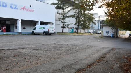 Prostor před plzeňským zimním stadionem projde proměnou