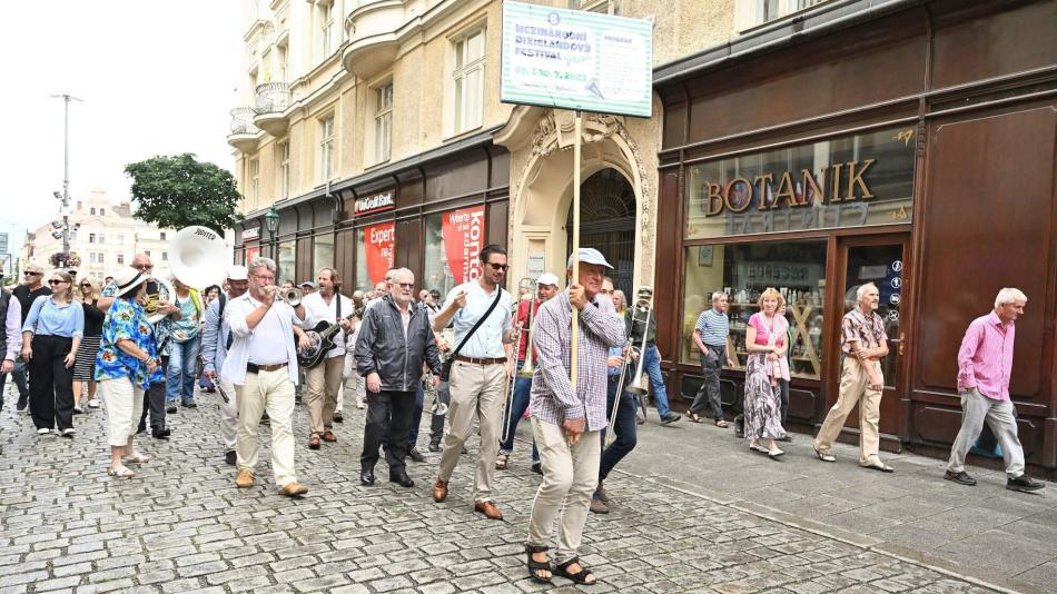 V Plzni se bude hrát a tančit v ulicích. Mezinárodní dixielandový festival přiváží jazzmany z Čech i ze zahraničí