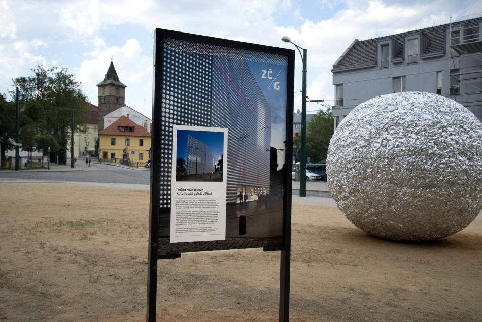 Prostor U Zvonu zdobí speciální objekt Kulička