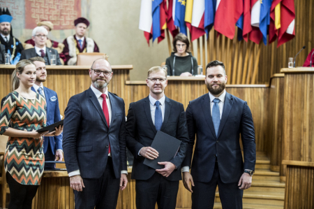 Motorkář bez značek najížděl na policisty, zastavila ho až havárie