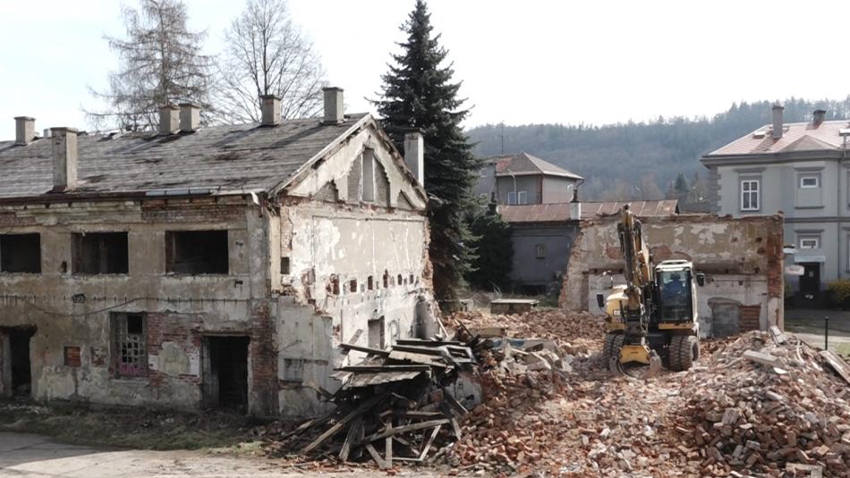 Stará vodárna v Karlových Varech jde k zemi.