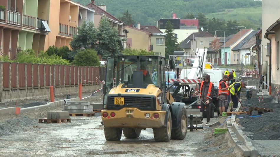 Plzeňská ulice v Dobřanech prochází rekonstrukcí.