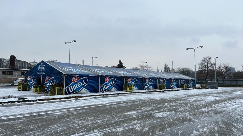 Plzeň kvůli silným mrazům postavila pro bezdomovce velkokapacitní vyhřívaný stan