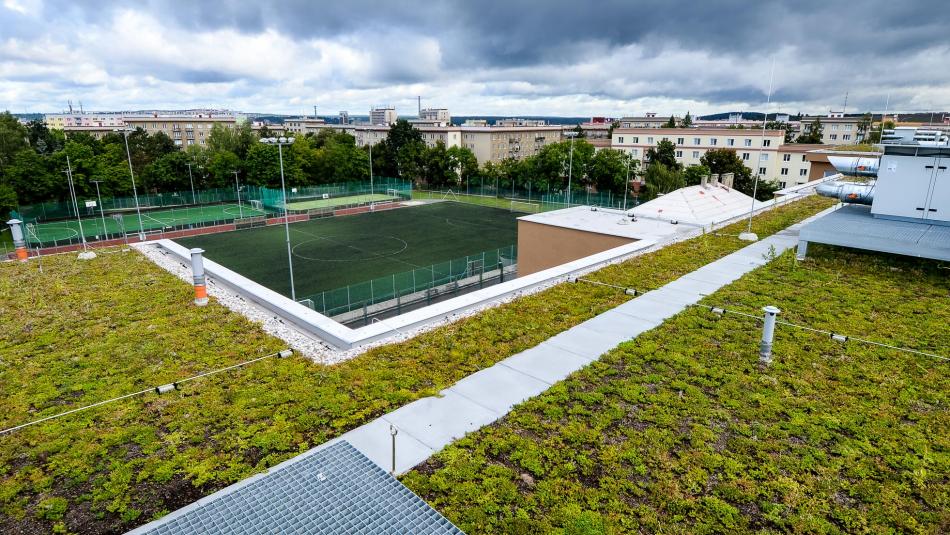 Nové učebny i zelená střecha. Přestavba na základní škole trvala rok