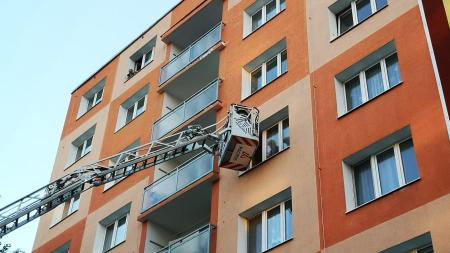 Agresivní pes nechtěl vpustit záchranné složky do bytu zemřelého