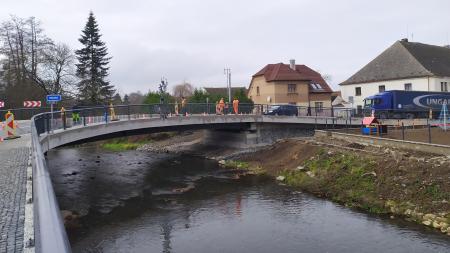 Most ve Spáleném Poříčí se otevřel pro dopravu, omezení jsou u konce