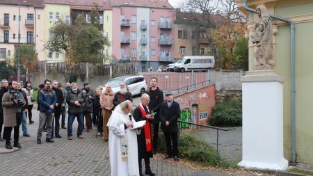 K plzeňskému kostelíku U Ježíška se vrátily restaurované barokní sochy